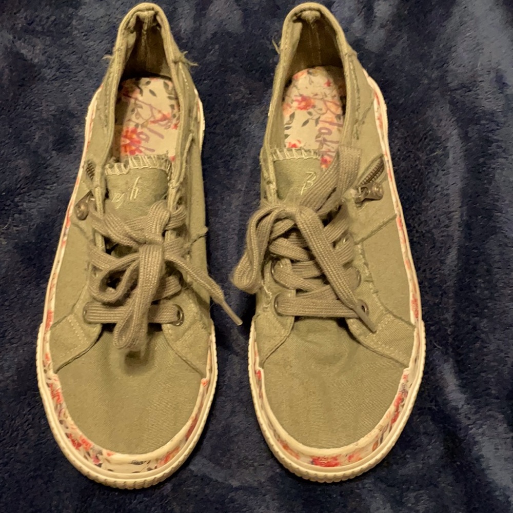 Size 10 women’s blowfish shoes